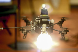 Drony i system studyjnego oświetlenia [wideo]